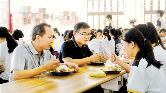 师生同餐成了我市不少学校的别样风景。