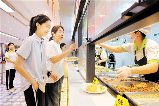 学校食堂下足功夫，为学生烹制美“胃”佳肴。