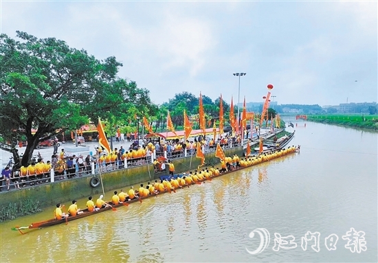 址山镇龙湾新龙舟乘水庆典仪式举行，图为新龙舟下水。
