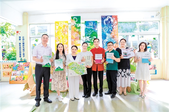 在广东省“新课程”项目结项报告会上，专家为新会区机关幼儿园丰硕的项目成果点赞。