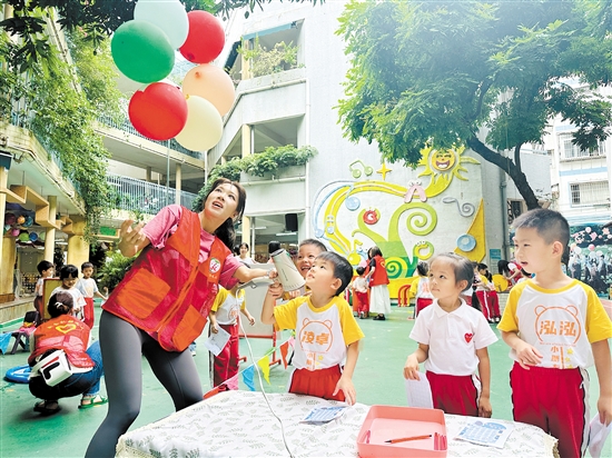 幼儿体验科技节游戏“飞天摩天轮”。