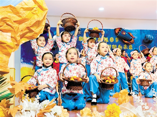 中班幼儿表演粤剧《荔枝颂》。