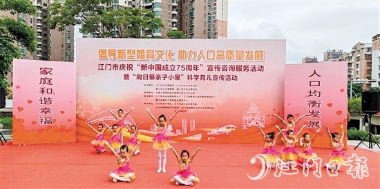 活动现场有别开生面的文艺汇演。