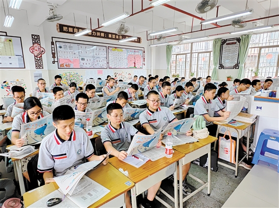 江门市陈白沙中学初三学生在阅读中考特刊。