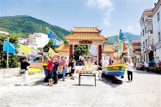各参赛队伍请出龙船，为参加海上龙舟赛进行训练。