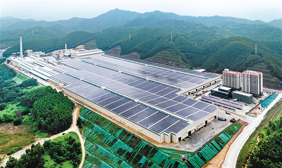 全球领先的综合玻璃制造商信义集团鹤山玻璃产业基地项目位于址山镇。该项目深加工车间厂房已完成，设备安装进度完成30%；浮法联合车间整体进度全部完成，第一条浮法线已于2月18日点火投产。江门日报记者