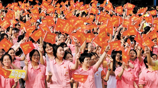 新会学子即将参加高考，祝他们旗开得胜。
