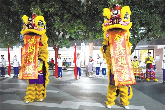 江门市广德实验学校以舞狮表演预祝高三考生“金榜题名”。