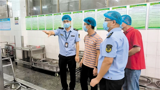 鹤山市市场监督管理局工作人员走进鹤山一中考点，保障食堂服务质量及食品安全卫生。