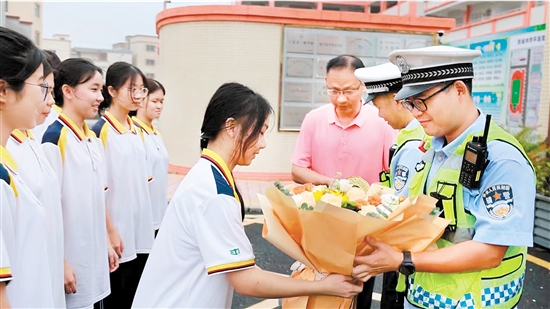 ↑恩城中学学生送上鲜花，感谢警方护航高考。