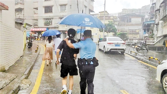 台山民警为未携带雨具的考生撑起了温暖的“护考伞”。台山公安供图