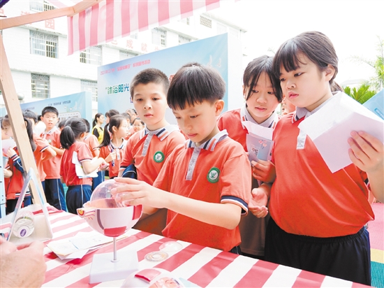 学生们在游戏互动中学习爱眼护眼知识。