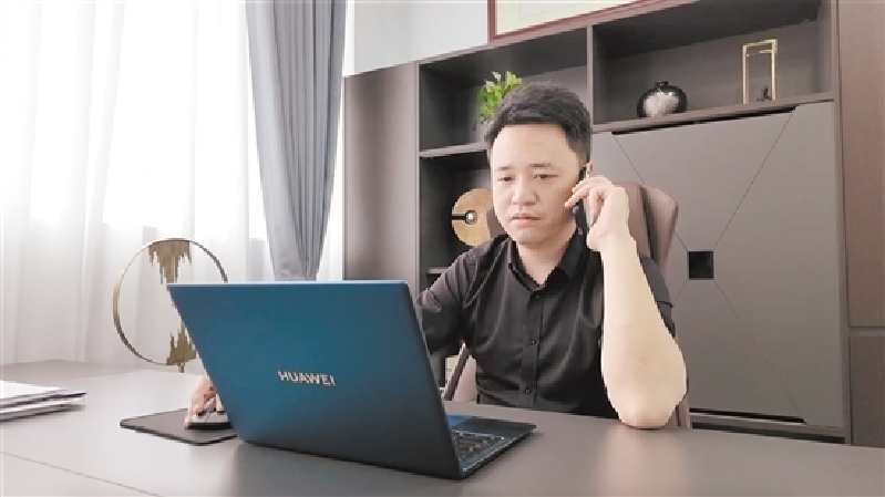 回到江门后，黄波在线上处理工作。