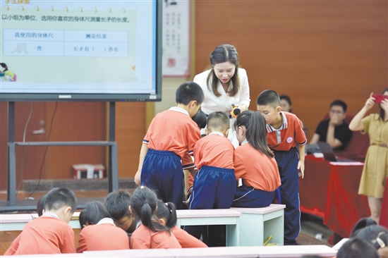 这是一节没有课桌的数学课，学生们自由互动、探索。