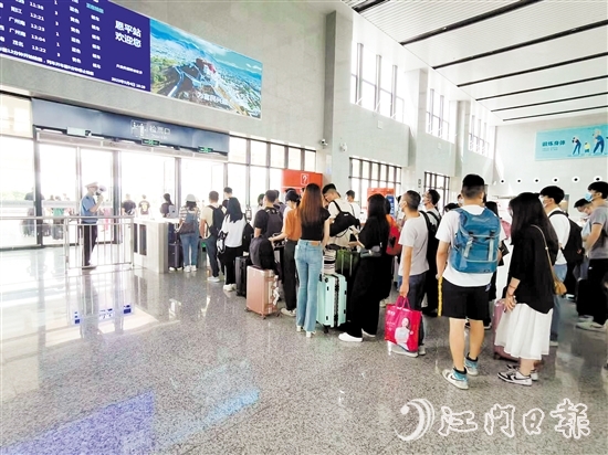 从6月15日起，在恩平市乘坐列车可直达深圳、成都、重庆、桂林、阳朔、贵阳、肇庆等省内外城市。