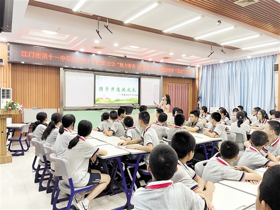 青春健康进学校活动现场。