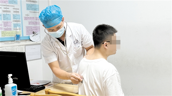 急诊医生为先兆中暑患者看诊。