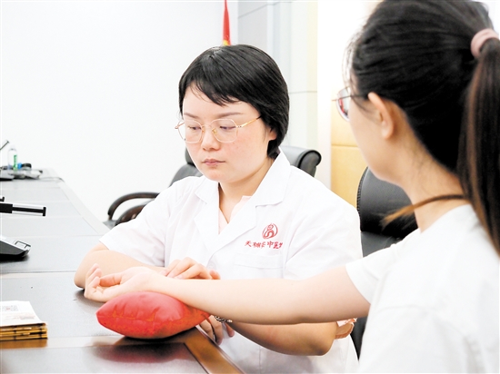 中医师为在场职工进行中医体质辨证。