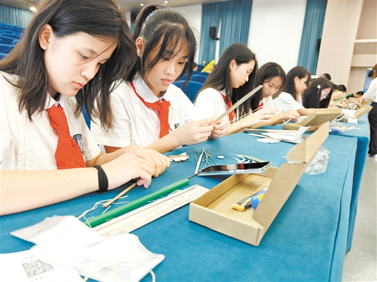 学生们现场组装“世界上最慢的飞机”。