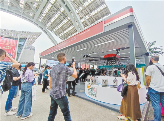 江门大力发展低空经济。图为第135届广交会上，“江门造”无人机吸引众多客商关注。何榕
