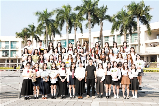 21级小学英语教育2班学生毕业留影。