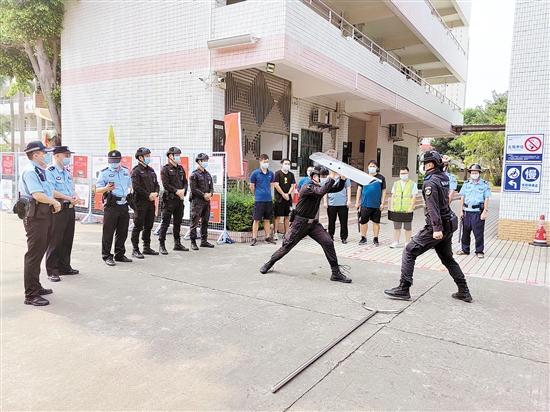 谭宏帙纪念小学联合长沙派出所、治安大队、特警开展反恐防暴培训。