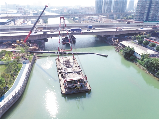 2023年12月，江门五邑路（外海大桥—江门大道段）给水工程全线通水。图为睦洲水道段沉河管施工现场。