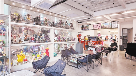 不等式动漫雕像收藏咖啡馆里有店铺老板多年积累的数千款私人珍藏。