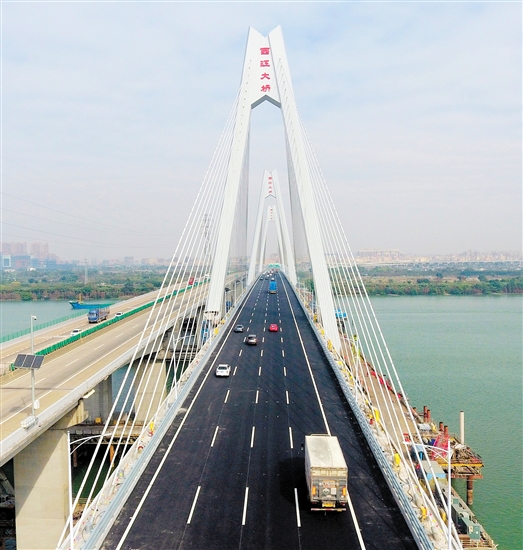 改扩建后的中江高速完成八车道拓宽，有效提高了市民对接深中通道的便捷度。