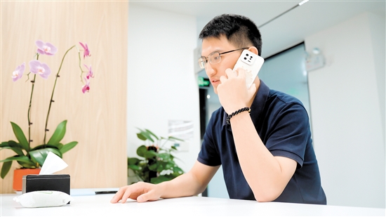 刘扬扬在工作中与客户沟通。邱昱