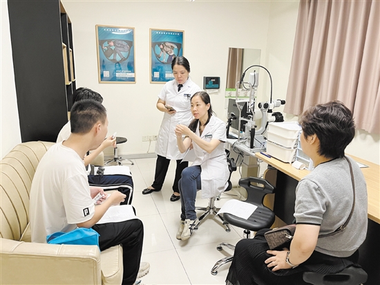 医生为来诊者介绍手术种类。