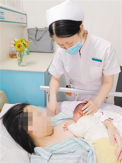 新生儿早接触、早吸吮，可有效降低产妇生理性乳胀的发生率。