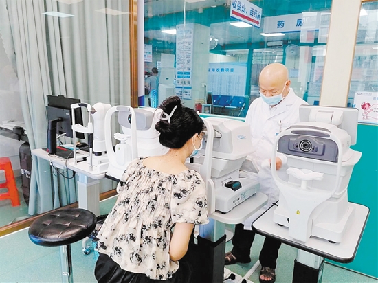 医生为来诊者进行医学验光。