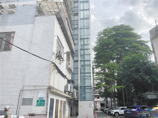 近年来，江门持续推进老旧小区加装电梯工作，越来越多旧小区加装了电梯。图为凤潮社区凤潮里一住宅楼加装的电梯。