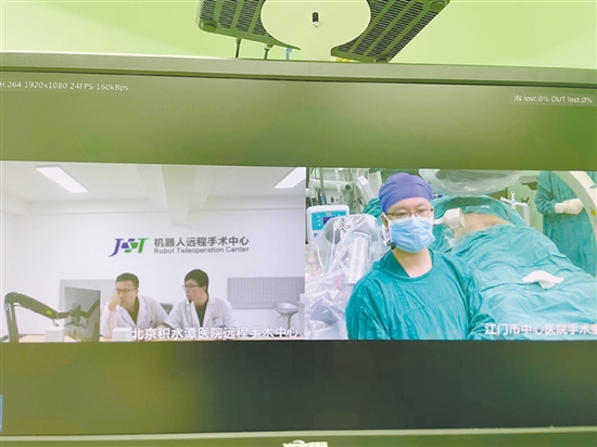 利用5G通信技术，手术团队与千里之外的专家实时沟通。