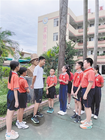 赵晨与学弟学妹们面对面交流学习心得。