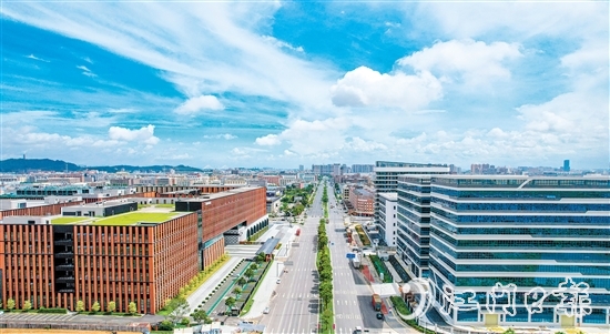 近年来，江门安全应急产业园从荒地鱼塘到厂房林立，周边配套越来越完善，吸引众多深圳企业入驻。邱昱