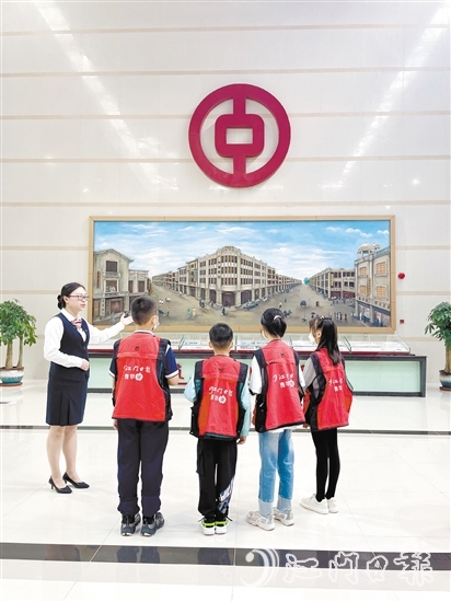 中国银行台山支行在网点内设置华侨文化展区，介绍台山与中国银行的深厚渊源。