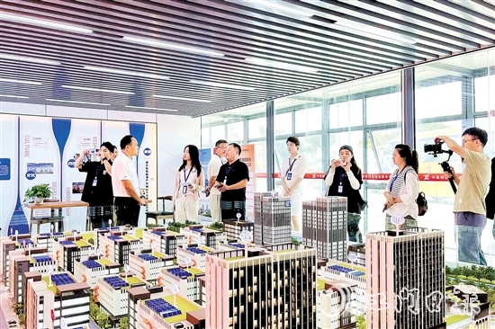 采风团走进位于睦洲镇的中星储能智谷，了解园区发展情况。
