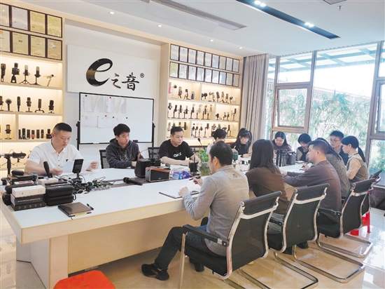 钟国健（左一）与公司骨干就产品技术展开座谈。
