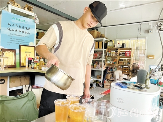 曾在奶茶店打工的关一汶，做起饮品来得心应手。