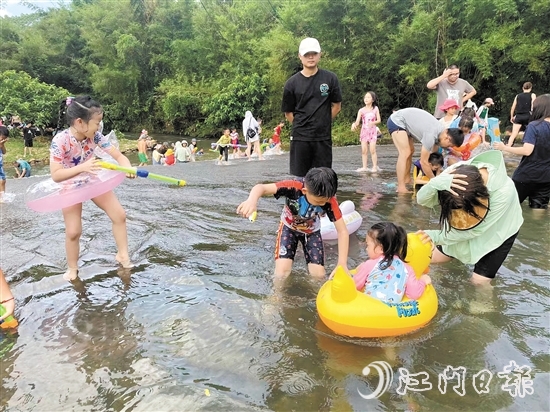 孩子们在“露溪营地”附近的小溪里尽情玩耍。
