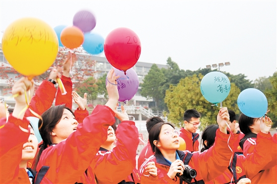高考百日誓师大会现场，学生在气球上写上“高考心愿”。