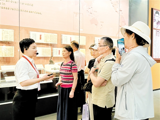 深圳游客参观中国侨都华侨华人博物馆。