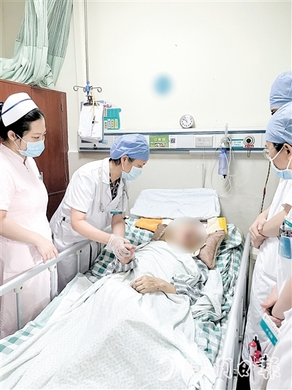 医护团队为李伯进行中医辨证诊治。