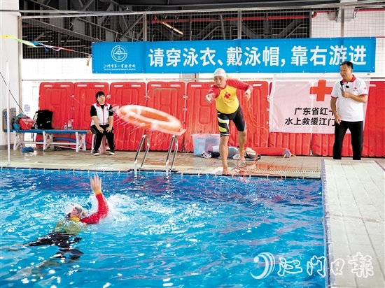 广东省红十字水上救援江门大队队员演示救溺方法。