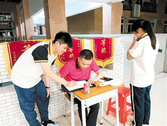老师在教室外为学生提供辅导。