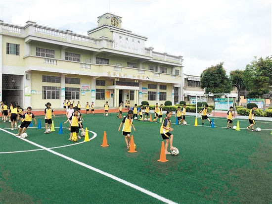 罗坑镇澄波小学学生正在进行运球训练。
