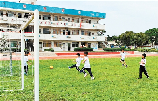 课间休息时间，司前镇昆仑小学的同学们奔向足球场，抓紧时间过“足球瘾”。