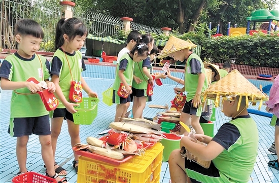 在项目成果展示现场，幼儿们沉浸在欢乐的游戏中。